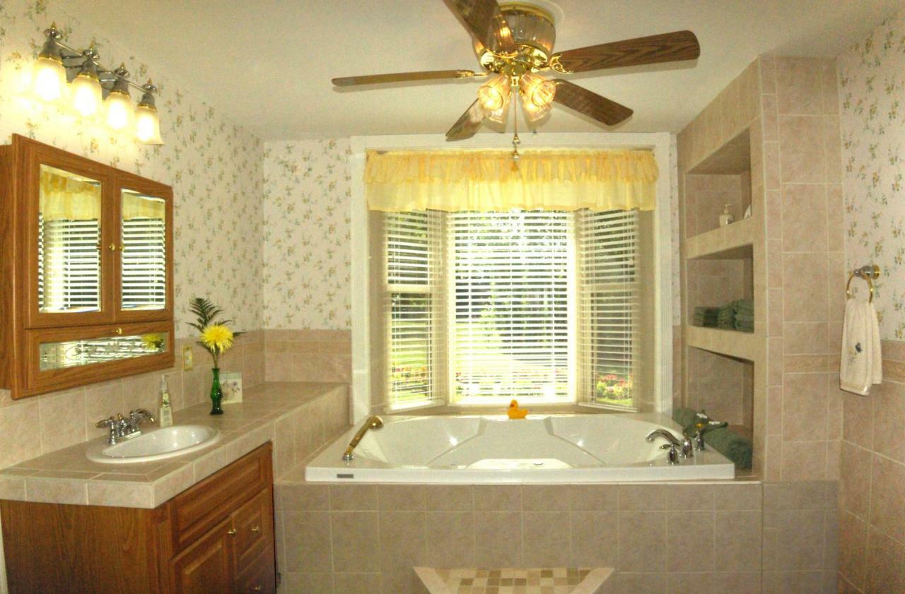 Plain & Fancy Bed & Breakfast Ironton ภายนอก รูปภาพ
